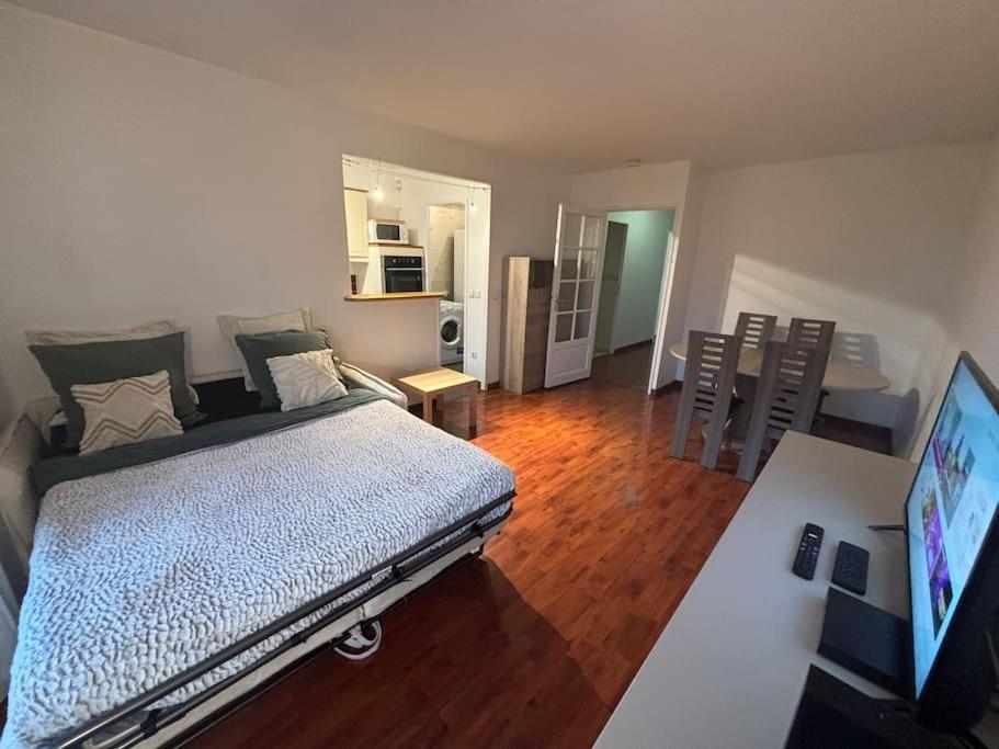 F3 Avec Balcon 5 Min Gare Sqy Et Parking Gratuit Apartment Guyancourt ภายนอก รูปภาพ
