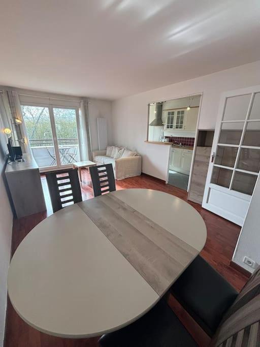 F3 Avec Balcon 5 Min Gare Sqy Et Parking Gratuit Apartment Guyancourt ภายนอก รูปภาพ
